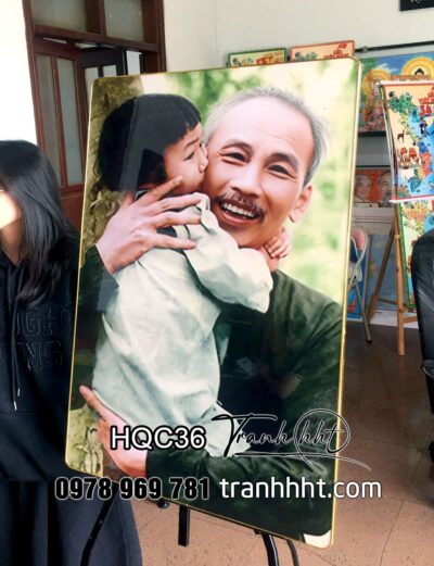 Khung tranh bác Hồ và thiếu nhi, tranh bác Hồ, Tranh treo tường Bác Hồ ôm cháu thiếu nhi miền Nam tráng gương HQC36