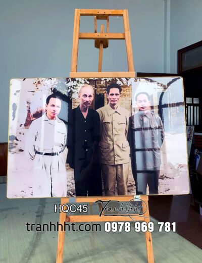 Khung ảnh bác Hồ, hình bác Hồ, Tranh treo tường Bác Hồ đứng cạnh những thân tính của người tráng gương HQC47