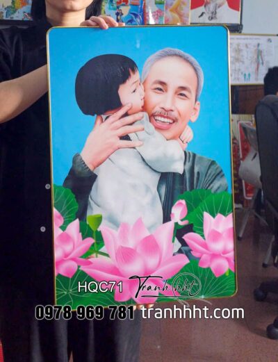 Khung tranh bác Hồ, Tranh bác Hồ ôm thiếu nhi nhi đồng, Tranh treo tường cháu thiếu nhi ôm hôn Cụ Hồ tráng gương HQC71