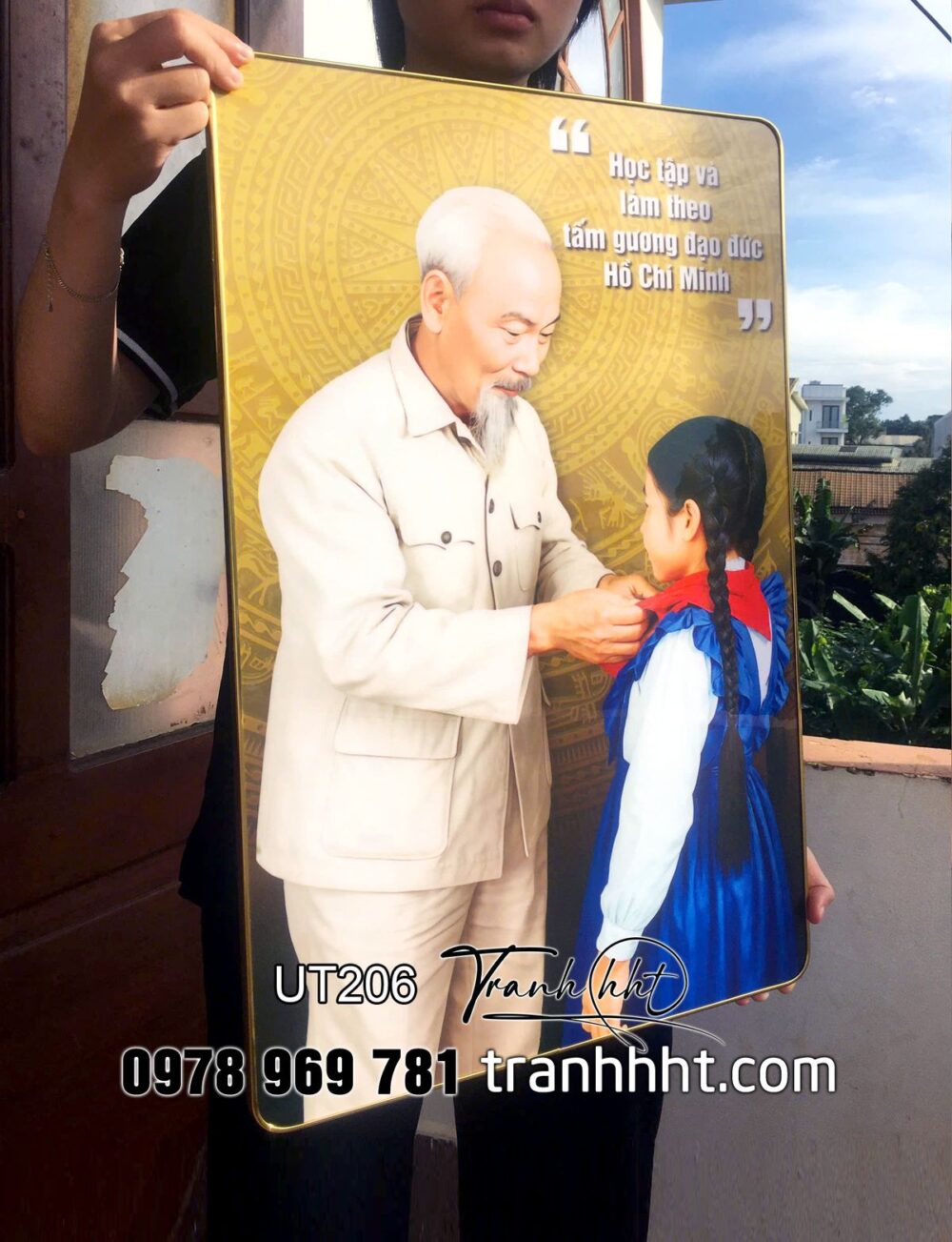 Tranh bác Hồ treo tường, ảnh bác Hồ tráng gương, Tranh treo tường tráng gương bác Hồ kính yêu đeo khăn quàng cho nhi đồng UT206
