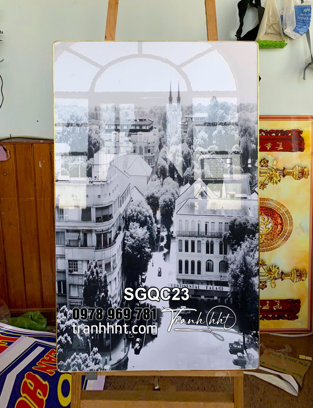 Khung tranh sài gòn xưa đen trắng, tranh sài gòn chợ bến thành xưa, tranh Sài Gòn cảnh con đường nhỏ trắng đen SGQC23