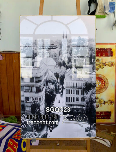 Khung tranh sài gòn xưa đen trắng, tranh sài gòn chợ bến thành xưa, tranh Sài Gòn cảnh con đường nhỏ trắng đen SGQC23